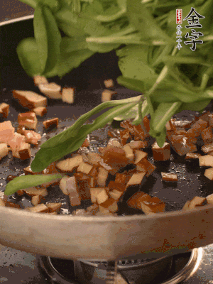 再放香干煸炒，最后放馬蘭頭翻炒至變軟。