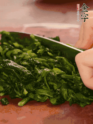 洗凈的菠菜加鹽焯水，撈出晾涼后攥干切碎。胡蘿卜切細(xì)絲。金字烤腸切園片。