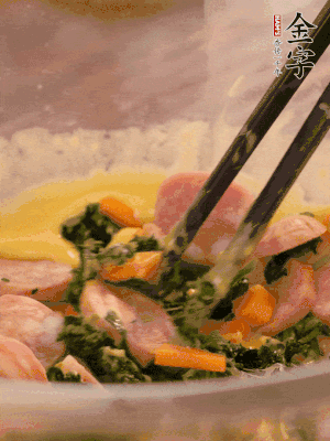 雞蛋、面粉、玉米油攪拌到無顆粒狀態(tài)。再加入菠菜、胡蘿卜、烤腸。少許鹽調(diào)味。