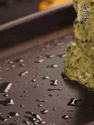 熱鍋擦一下油，下面糊攤平。