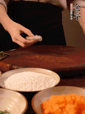 胡蘿卜去皮切丁。蝦仁切小塊。糯米提前浸泡半天。