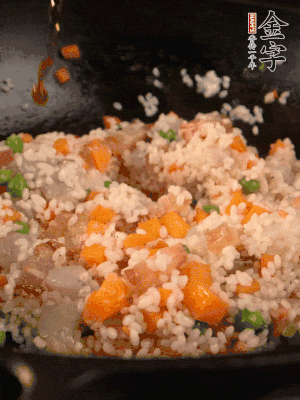 加入糯米翻炒均勻。最后加入蝦仁，用1勺料酒、1勺生抽、1/2勺鹽調味。