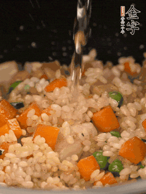 把食材轉移到電飯鍋中，倒入點清水，正常煮飯。