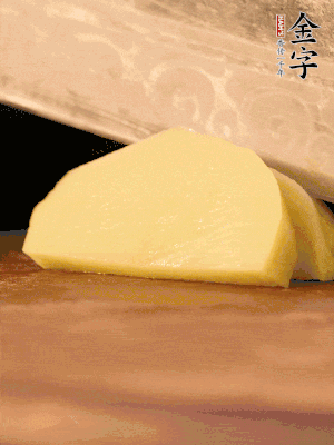 土豆去皮切丁。水開后，放入鍋中煮2-3分鐘，撈出瀝干水分。