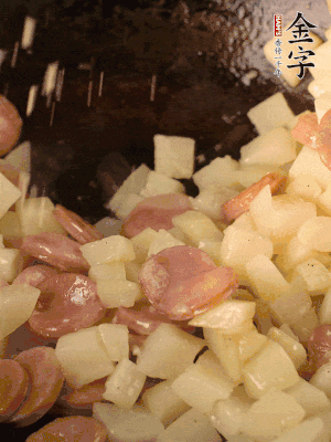 再放烤腸片煎熟。撒點(diǎn)鹽、孜然粉、辣椒面。