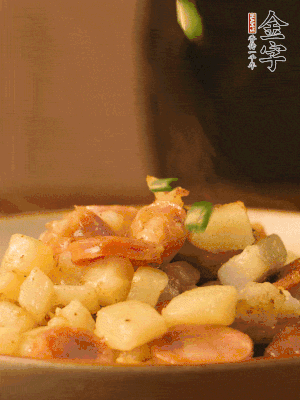 翻炒均勻，撒上蔥花后即可。