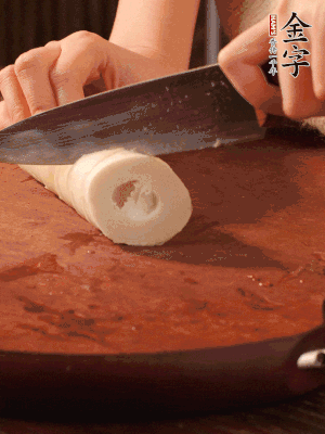 春筍去殼切滾刀塊，焯水備用。