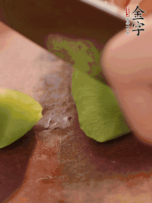 萵筍切滾刀塊。