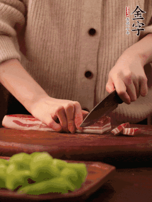 金字淡咸肉切片，冷水入鍋，加姜片、料酒略焯水。同步，五花肉切塊焯水。