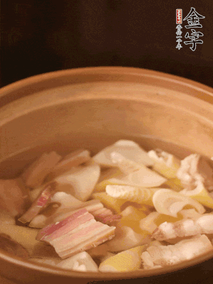 春筍、咸肉、咸肉一起入砂鍋，加姜片、料酒、清水大火煮沸到湯色變白。轉(zhuǎn)小火慢篤半小時。