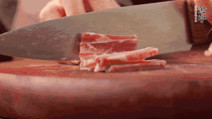 200g金字淡咸肉、100g冬筍、100g香干分別切細丁。