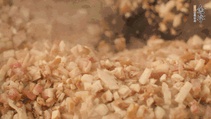 鍋中熱油，依次下食材翻炒，加2勺料酒、少許胡椒粉調味，撒蔥花攪拌均勻。