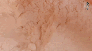 糯米粉中加入溫水，反復揉成團。