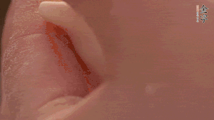 取一小團面，用掌心搓成小球狀，從小球中心捏窩，放入餡料，封口后，留出小尾巴。