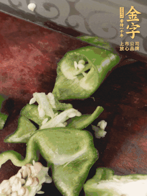 辣椒洗凈斜切成段，蒜切片。