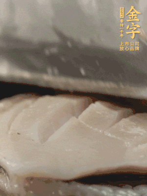 鮑魚用勺子撬出來，去掉內(nèi)臟和牙齒，加面粉、白醋、鹽、啤酒抓一下，清水洗凈，切花刀。