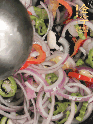 生姜、大蒜、青紅辣椒圈、洋蔥放油鍋煸香。