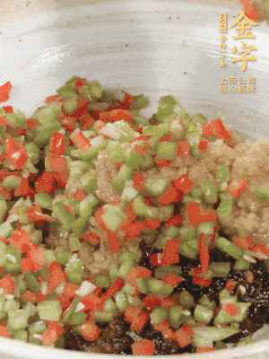 XO醬、蒜蓉醬、青紅椒粒攪拌成醬料。