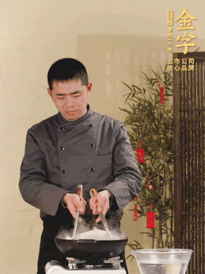 整只土雞冷水下鍋，加蔥姜、料酒焯水，撈出后用溫水清洗干凈。