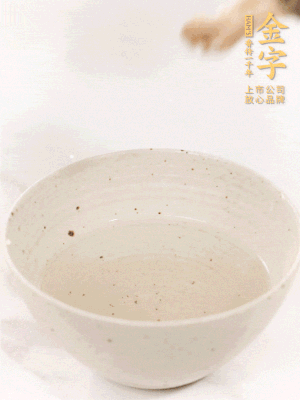 羊肚菌流水洗凈2遍后，溫水泡發(fā)15-20分鐘。