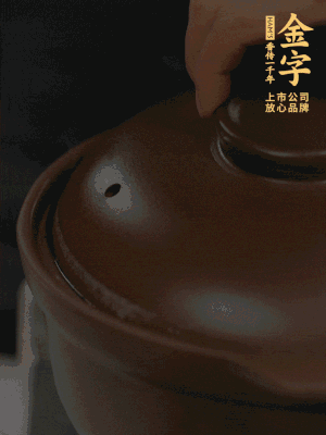 雞、火腿、姜片一起放入砂鍋中，大火轉(zhuǎn)小火燉2小時。