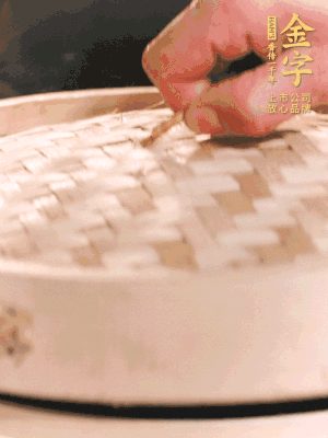 醬鴨半只加姜片、蔥、黃酒上鍋蒸20分鐘。