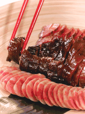 香腸、醬肉適合切片、醬鴨適合切塊。