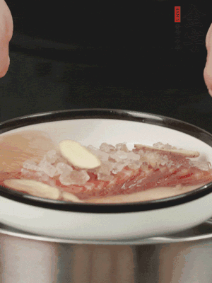 置于盤(pán)中，加冰糖100g、黃酒100g、水200g，上鍋蒸20分鐘。