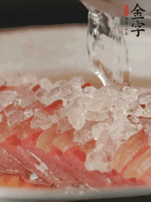 依舊放上冰糖100g、黃酒100g、水200g，鍋中再蒸15分鐘。