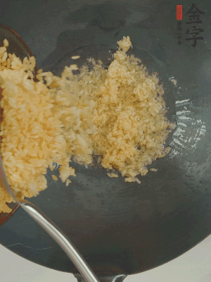 熱油下鍋，邊按壓邊翻炒均勻。