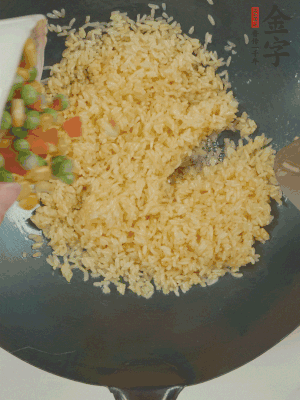 下豌豆粒、胡蘿卜粒、玉米粒。（買現(xiàn)成冷凍的雜菜即可，非常方便）