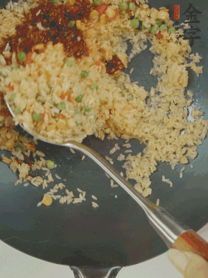 翻炒熟后，加金字火腿XO醬。