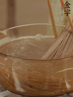 水開后下蕎麥面，煮2分鐘后過涼水備用。