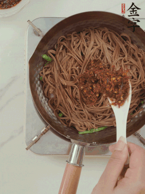 下蕎麥面，淋上少許醬油，加2勺金字火腿大師醬略翻炒即可。