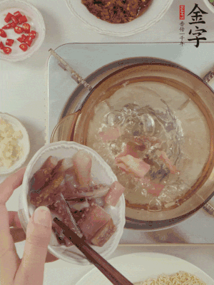 魷魚熱水下鍋，焯水備用。