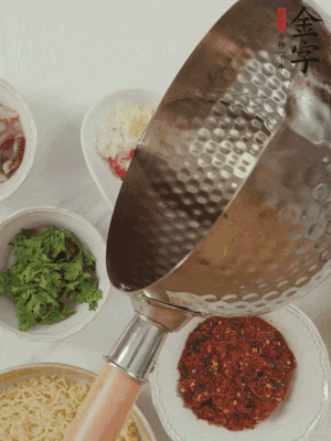 蒜末、小米辣、芝麻淋上熱油。