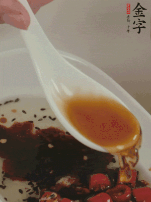 再加2勺生抽、1勺香醋攪拌。