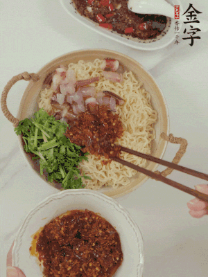 在面上鋪魷魚、香菜、金字火腿大師醬。