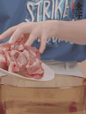 排骨剁小塊，加姜片、料酒沸水下鍋焯水。