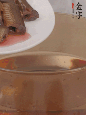 處理干凈的黃鱔段，加姜片、料酒沸水下鍋焯水。撈出用涼水沖洗干凈。