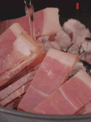 排骨、黃鱔段、金字火腿片放入砂鍋中，加沒過食材的水。