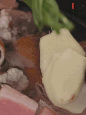 加姜片、蔥結(jié)、料酒。