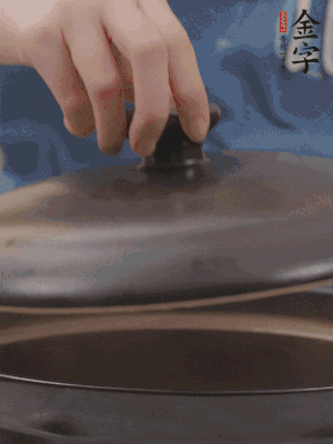 大火煮開后轉(zhuǎn)小火，燉煮20分鐘左右。