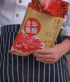 香腸切成斜片，小米辣切成斜片。