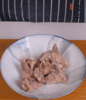 排骨加1勺黃酒、1勺蠔油、1勺玉米淀粉、1/4勺胡椒粉腌制半小時。