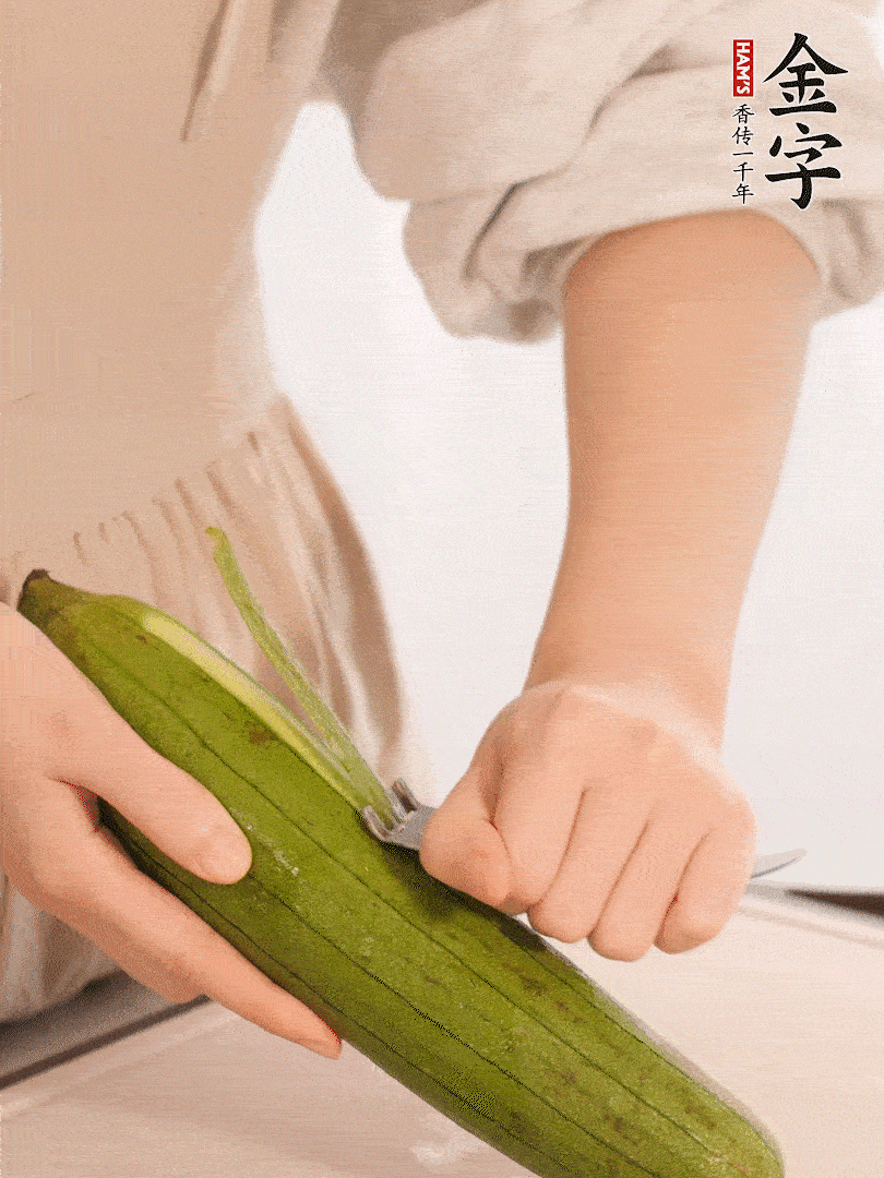 絲瓜去皮切滾刀塊用鹽殺一下水分洗凈。