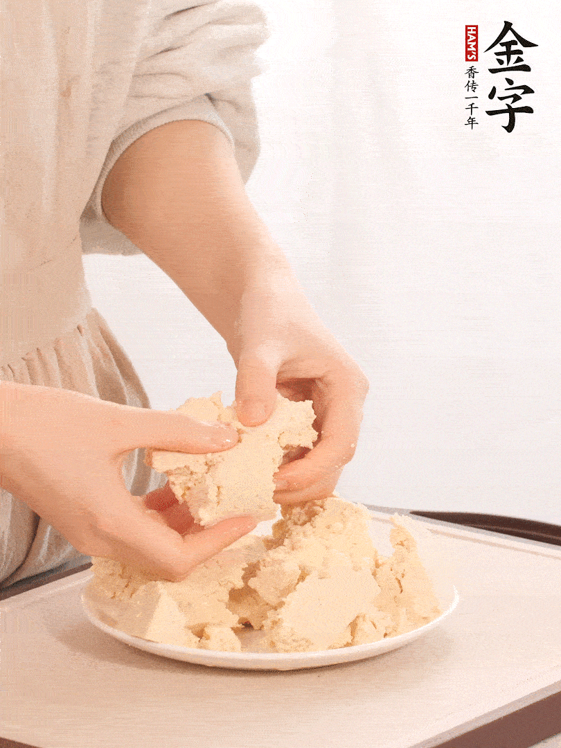老豆腐用手掰成塊。