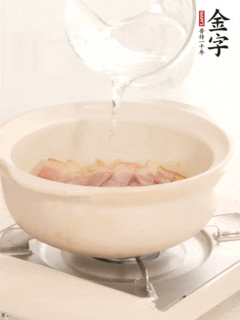 放入火腿片，加開水，再加入豆腐