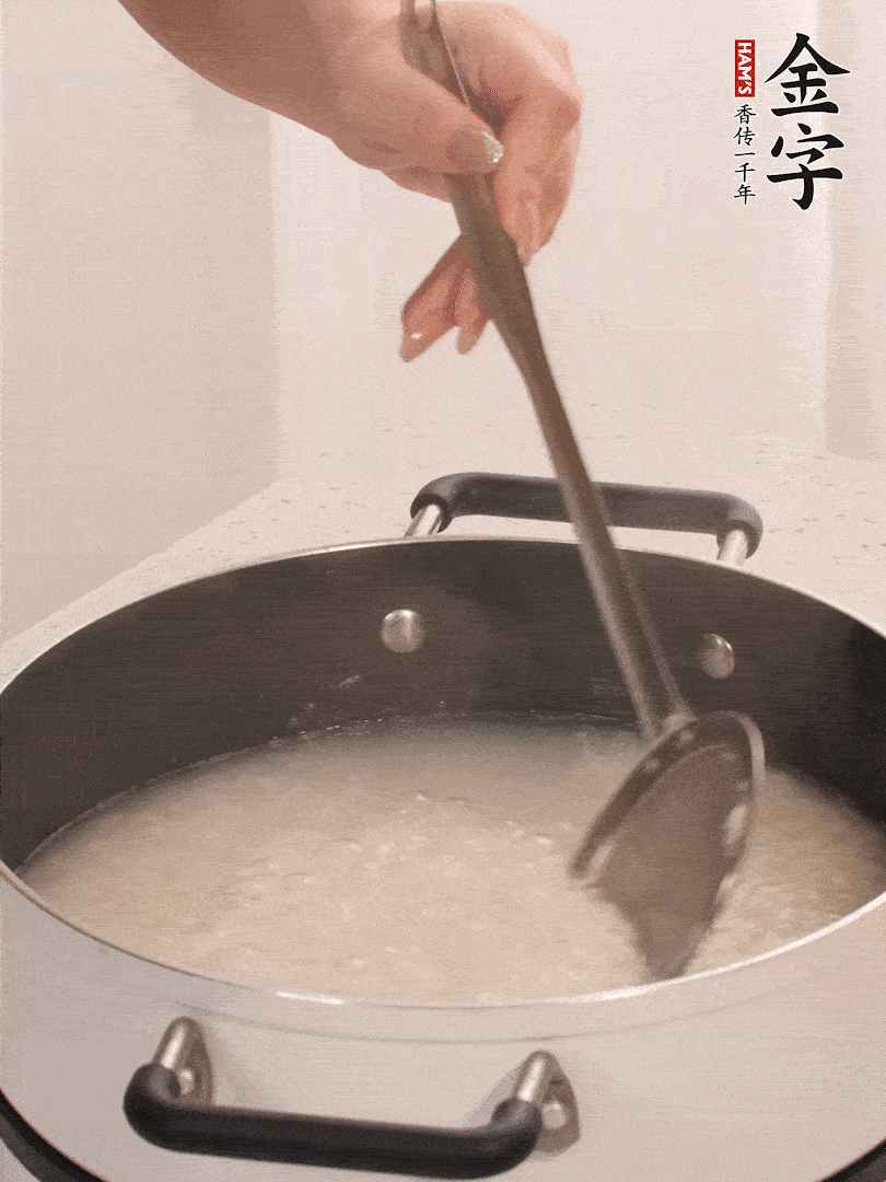 香菇、土豆、胡蘿卜、金字土香腸切小塊。