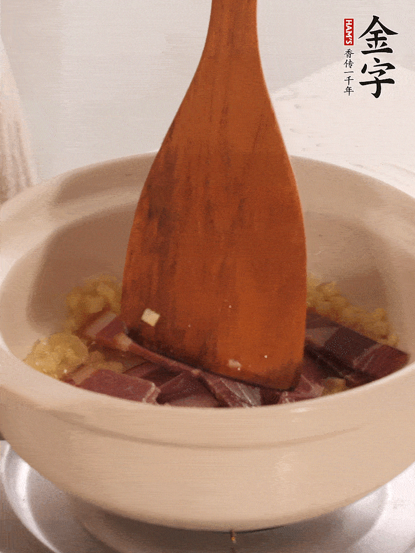 加熱水，加入白菜蓋上蓋子煨煮3分鐘。